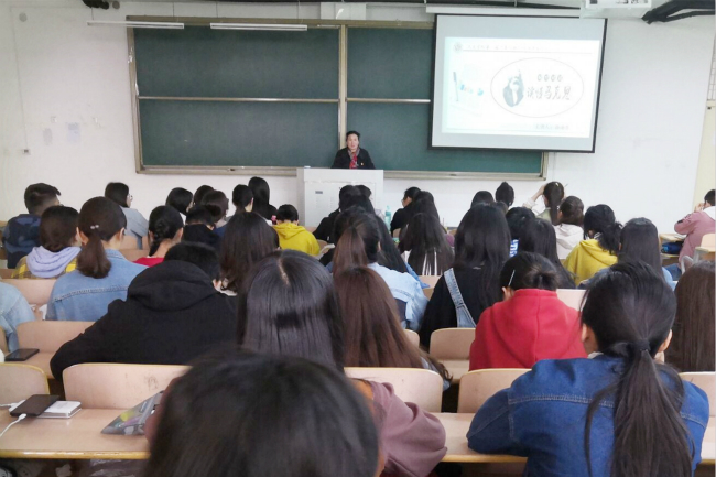 孙海芳书记为学院2019年青马团学骨干培训班授课